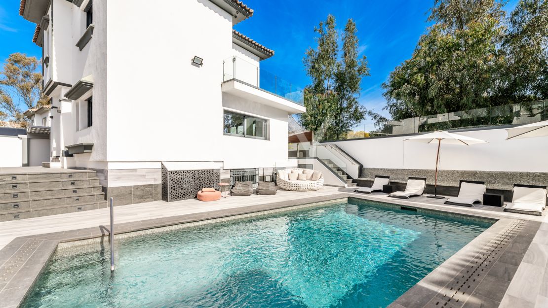 Villa Banús: una villa moderna para alquileres vacacionales en Puerto Banús, Marbella