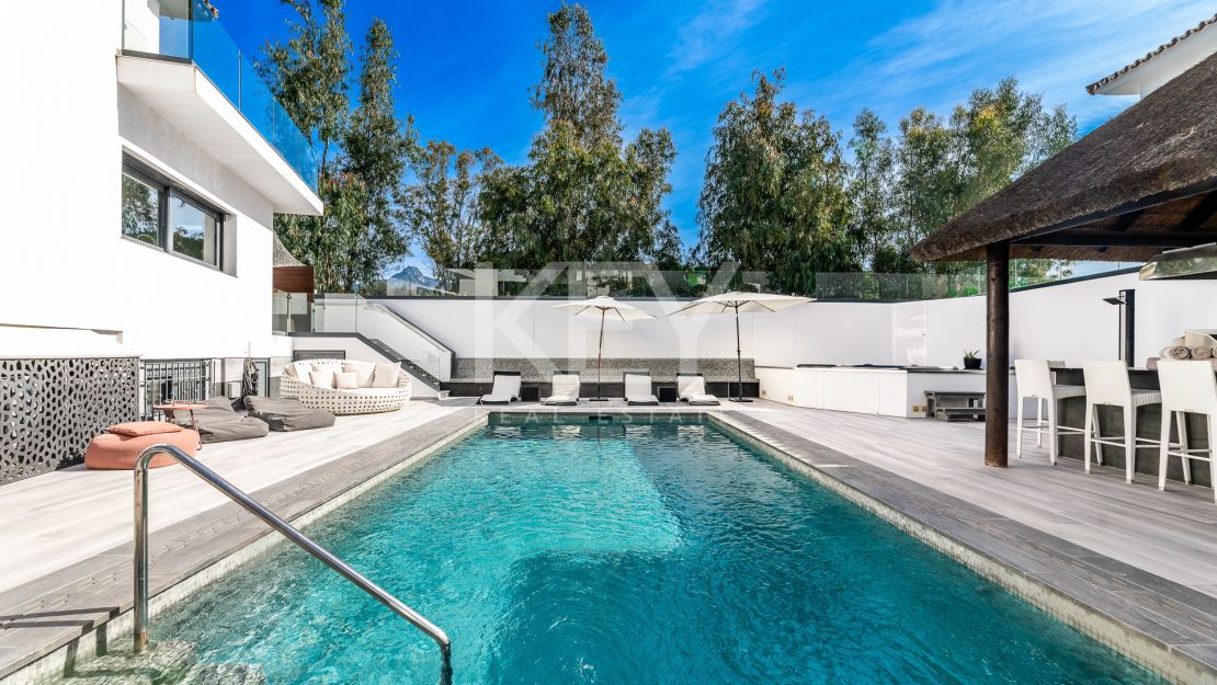 Villa Banús: una villa moderna para alquileres vacacionales en Puerto Banús, Marbella