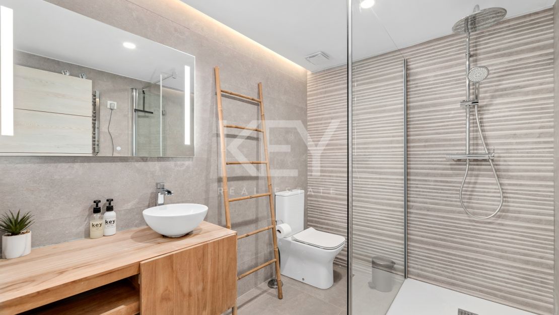 Villa Banús: una villa moderna para alquileres vacacionales en Puerto Banús, Marbella