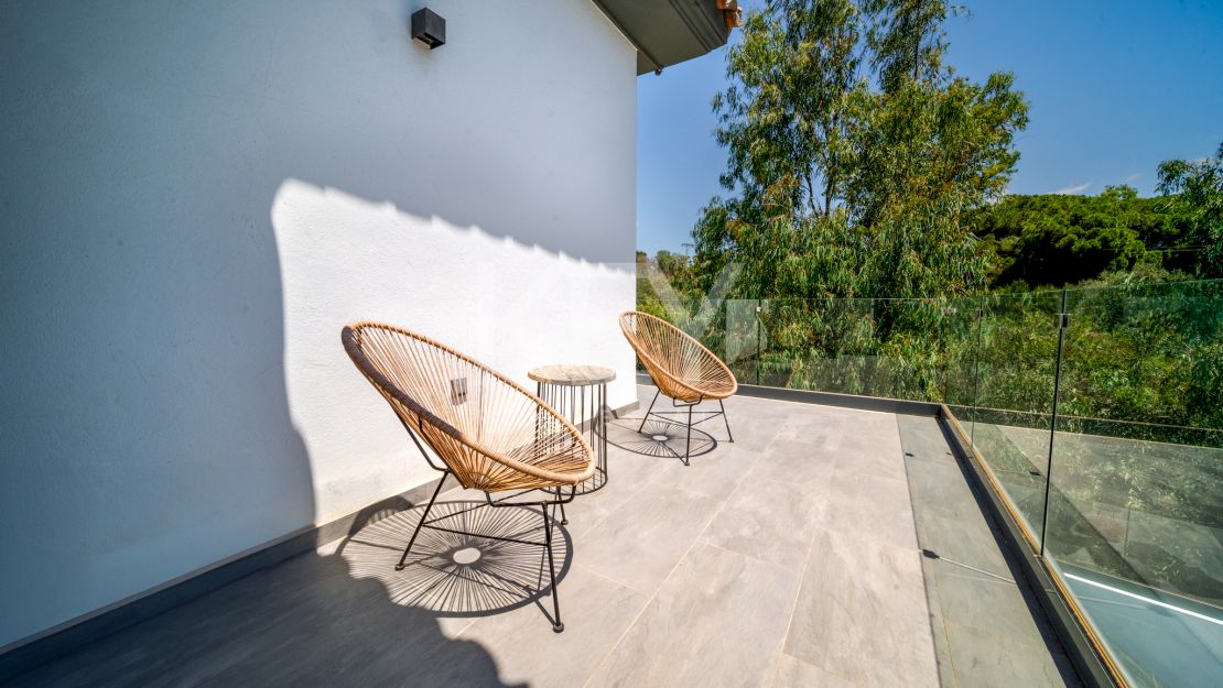 Villa Banús: una villa moderna para alquileres vacacionales en Puerto Banús, Marbella