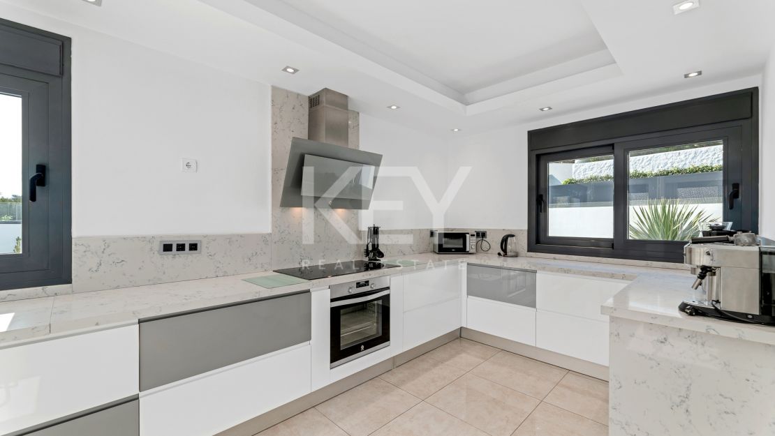 Villa Banús: una villa moderna para alquileres vacacionales en Puerto Banús, Marbella
