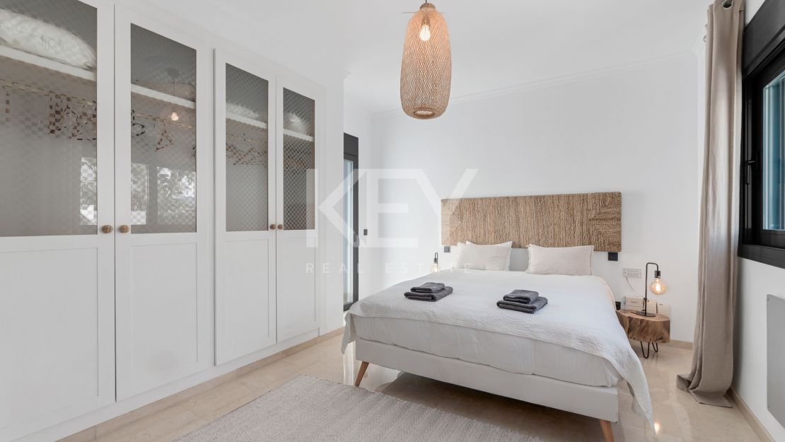 Villa Banús: una villa moderna para alquileres vacacionales en Puerto Banús, Marbella