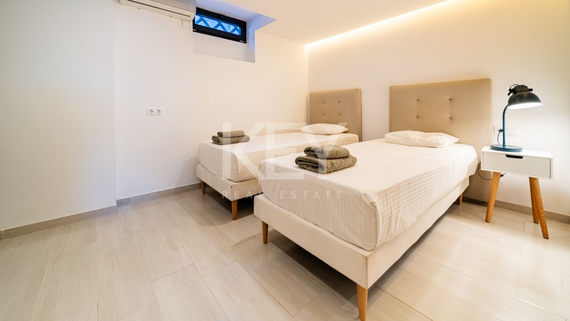 Villa Banús: una villa moderna para alquileres vacacionales en Puerto Banús, Marbella