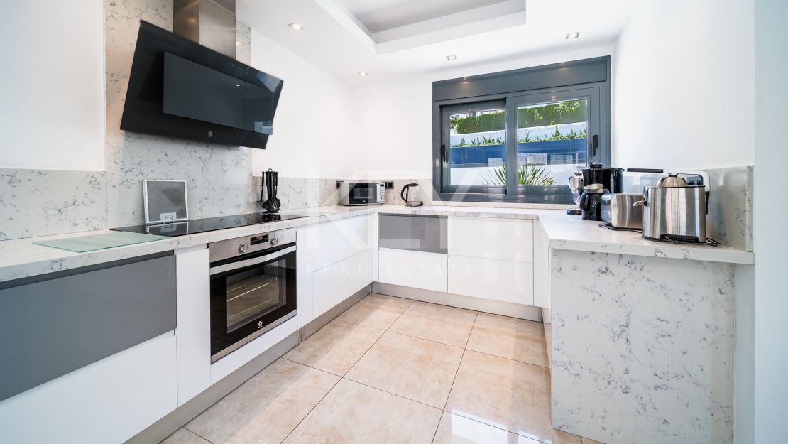 Villa Banús: una villa moderna para alquileres vacacionales en Puerto Banús, Marbella