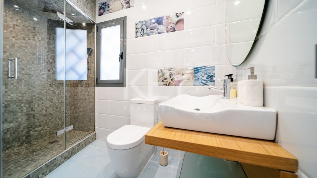 Villa Banús: una villa moderna para alquileres vacacionales en Puerto Banús, Marbella