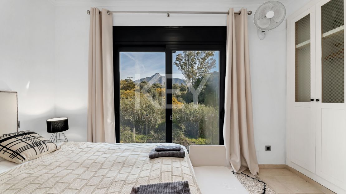 Villa Banús: una villa moderna para alquileres vacacionales en Puerto Banús, Marbella