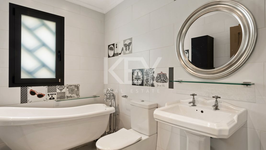 Villa Banús: una villa moderna para alquileres vacacionales en Puerto Banús, Marbella