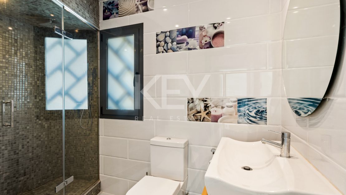 Villa Banús: una villa moderna para alquileres vacacionales en Puerto Banús, Marbella