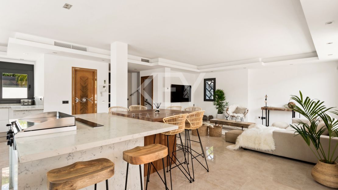 Villa Banús: una villa moderna para alquileres vacacionales en Puerto Banús, Marbella