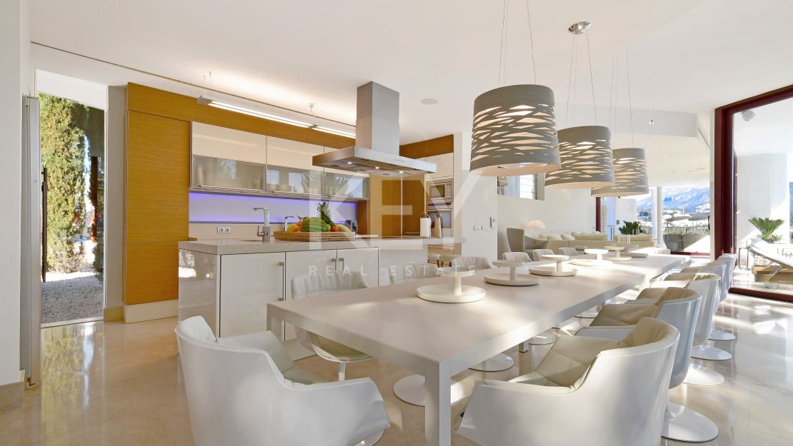 Ultimate Luxury Retreat: Villa Sunshine - Short-Term Rent in Nueva Andalucía