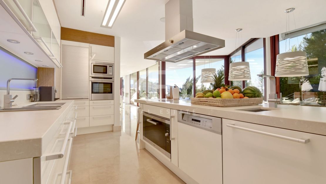 Ultimate Luxury Retreat: Villa Sunshine - Short-Term Rent in Nueva Andalucía