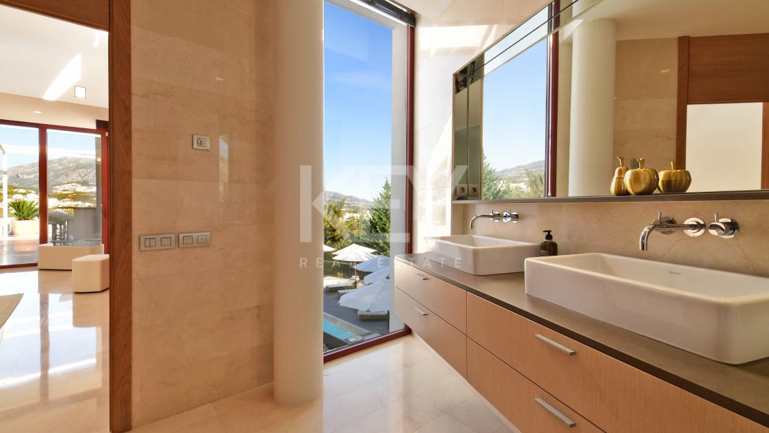 Ultimate Luxury Retreat: Villa Sunshine - Short-Term Rent in Nueva Andalucía