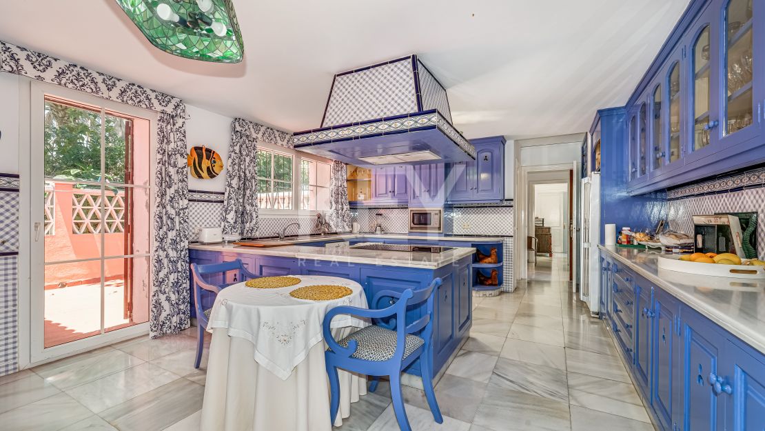 Villa Fiorella: Beachfront Villa for sale and rent in Guadalmina Baja, San Pedro