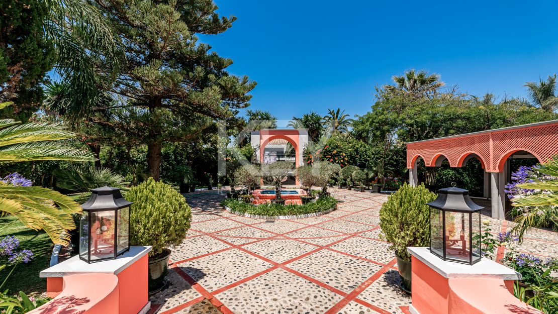 Villa Fiorella: Beachfront Villa for sale and rent in Guadalmina Baja, San Pedro