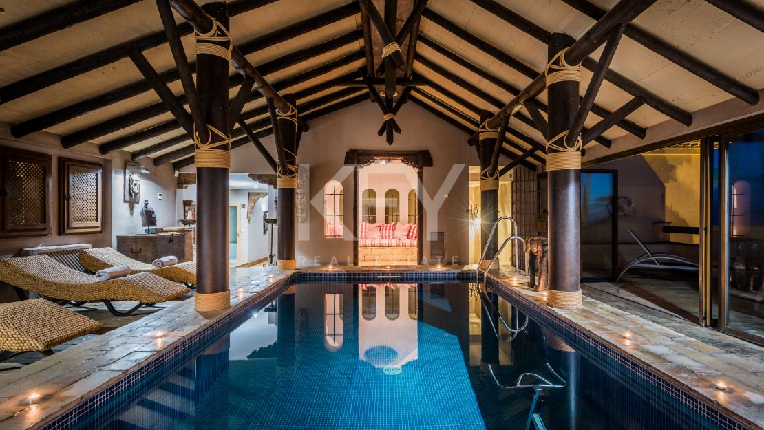 Villa Elegance: Luxurious Beachfront Villa in Los Monteros, Marbella for Short-term Rent