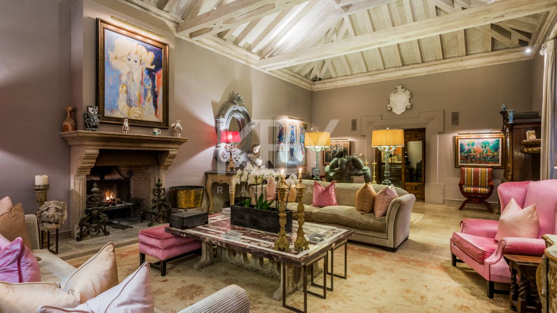 Villa Elegance: Luxurious Beachfront Villa in Los Monteros, Marbella for Short-term Rent