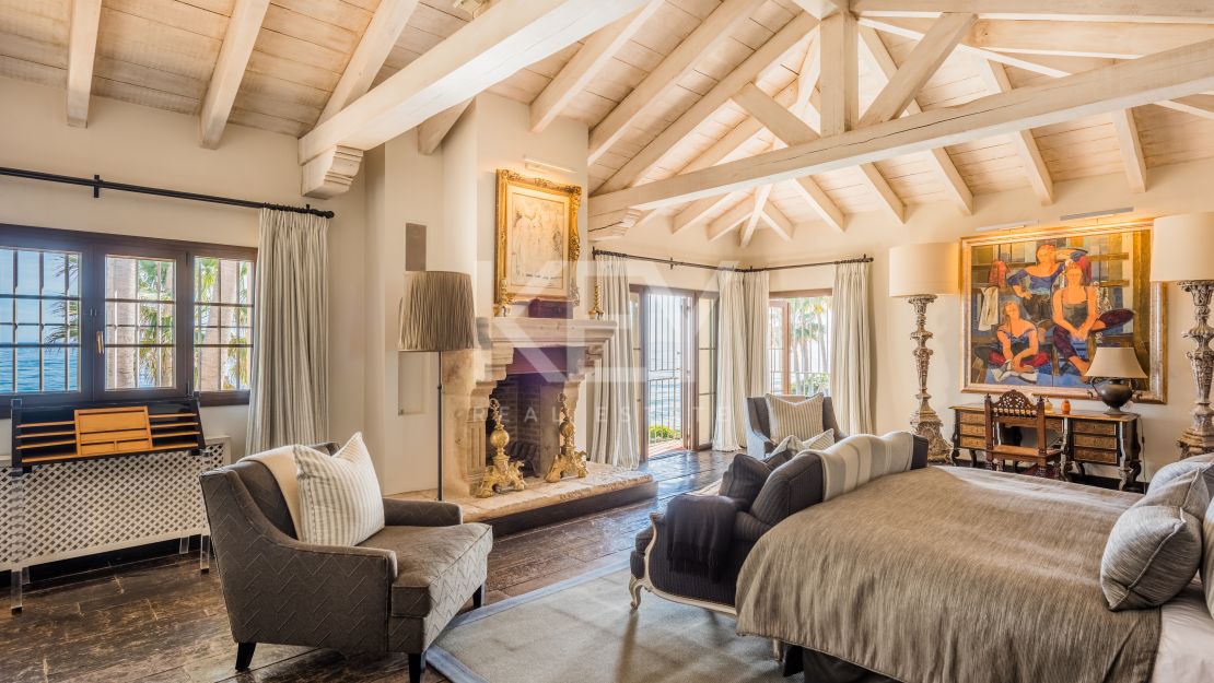 Villa Elegance: Luxurious Beachfront Villa in Los Monteros, Marbella for Short-term Rent