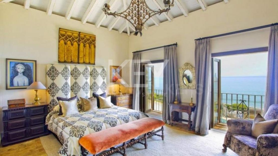 Villa Elegance: Luxurious Beachfront Villa in Los Monteros, Marbella for Short-term Rent