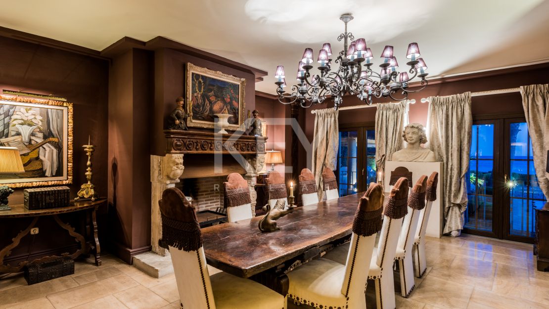 Villa Elegance: Luxurious Beachfront Villa in Los Monteros, Marbella for Short-term Rent