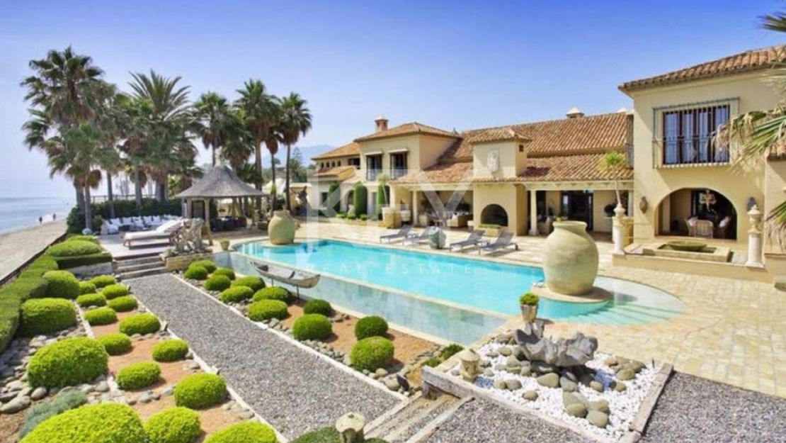 Villa Elegance: Luxurious Beachfront Villa in Los Monteros, Marbella for Short-term Rent