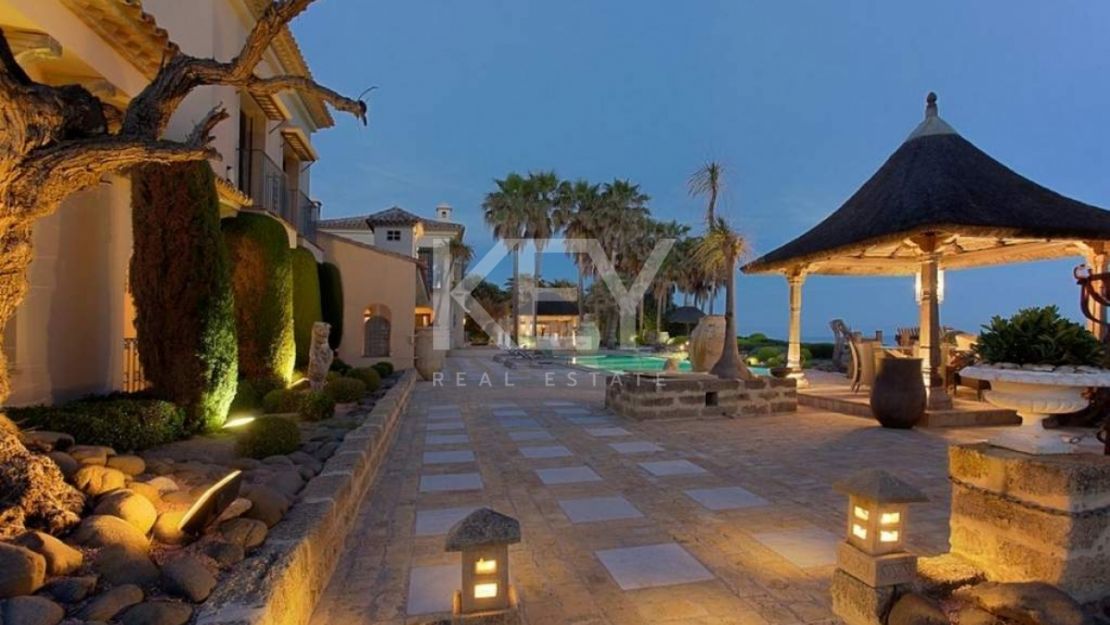 Villa Elegance: Luxurious Beachfront Villa in Los Monteros, Marbella for Short-term Rent