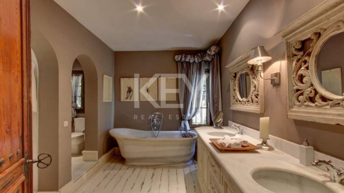 Villa Elegance: Luxurious Beachfront Villa in Los Monteros, Marbella for Short-term Rent