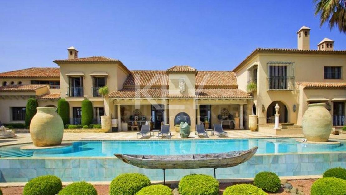 Villa Elegance: Luxurious Beachfront Villa in Los Monteros, Marbella for Short-term Rent