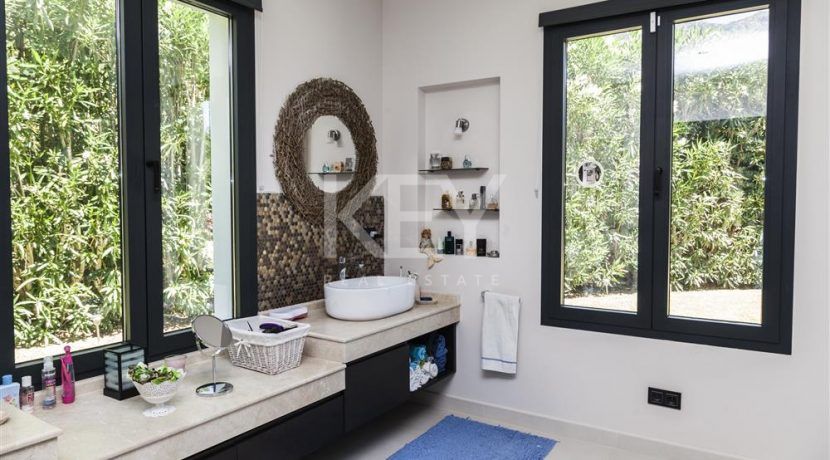 Stunning villa in gated community in Golden Mile, Marbella