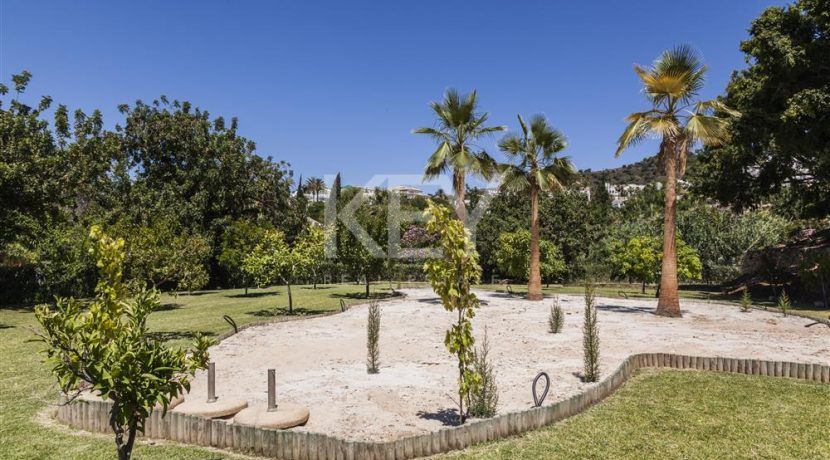 Stunning villa in gated community in Golden Mile, Marbella