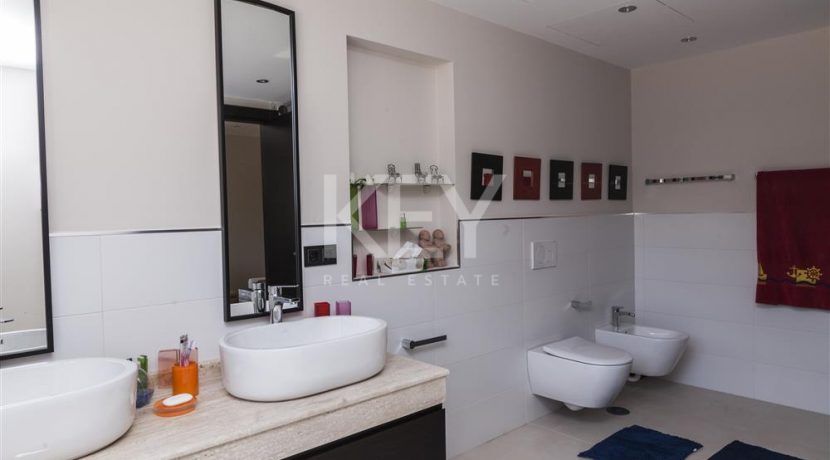 Stunning villa in gated community in Golden Mile, Marbella