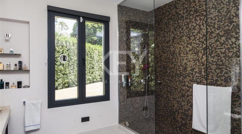 Stunning villa in gated community in Golden Mile, Marbella