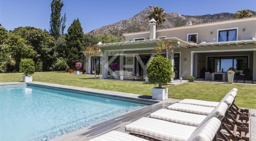 Stunning villa in gated community in Golden Mile, Marbella
