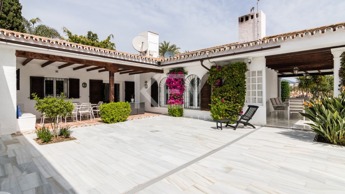 Villa Palmera: A Tranquil Frontline Golf Oasis for Short-Term Rentals in Nueva Andalucía
