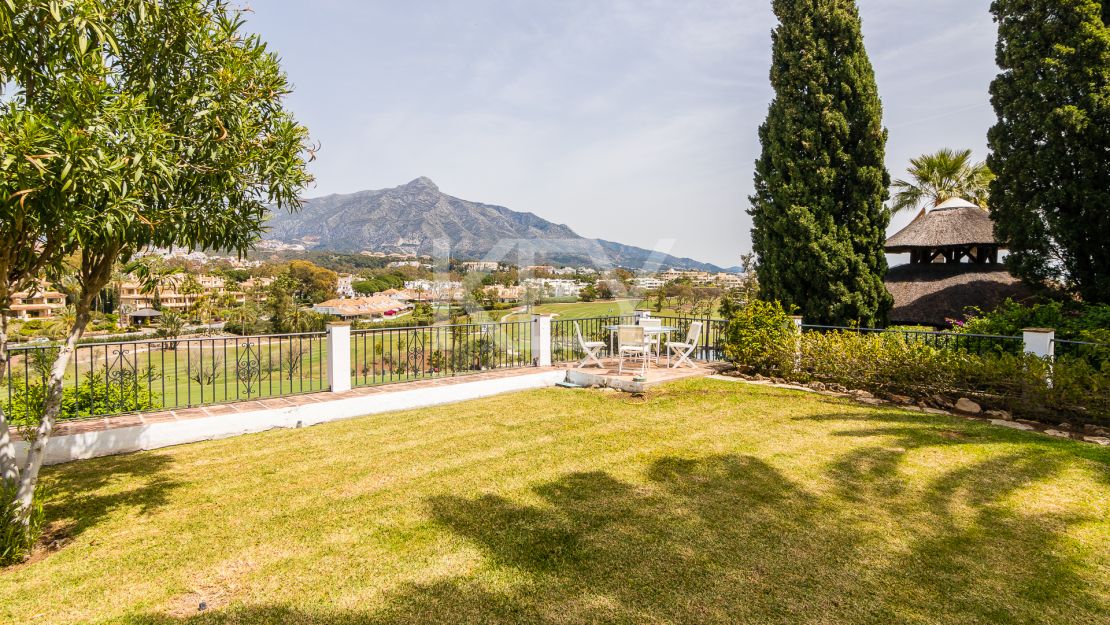 Villa Palmera: A Tranquil Frontline Golf Oasis for Short-Term Rentals in Nueva Andalucía