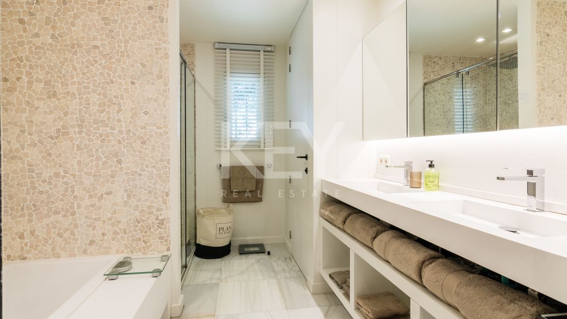 Villa Palmera: A Tranquil Frontline Golf Oasis for Short-Term Rentals in Nueva Andalucía