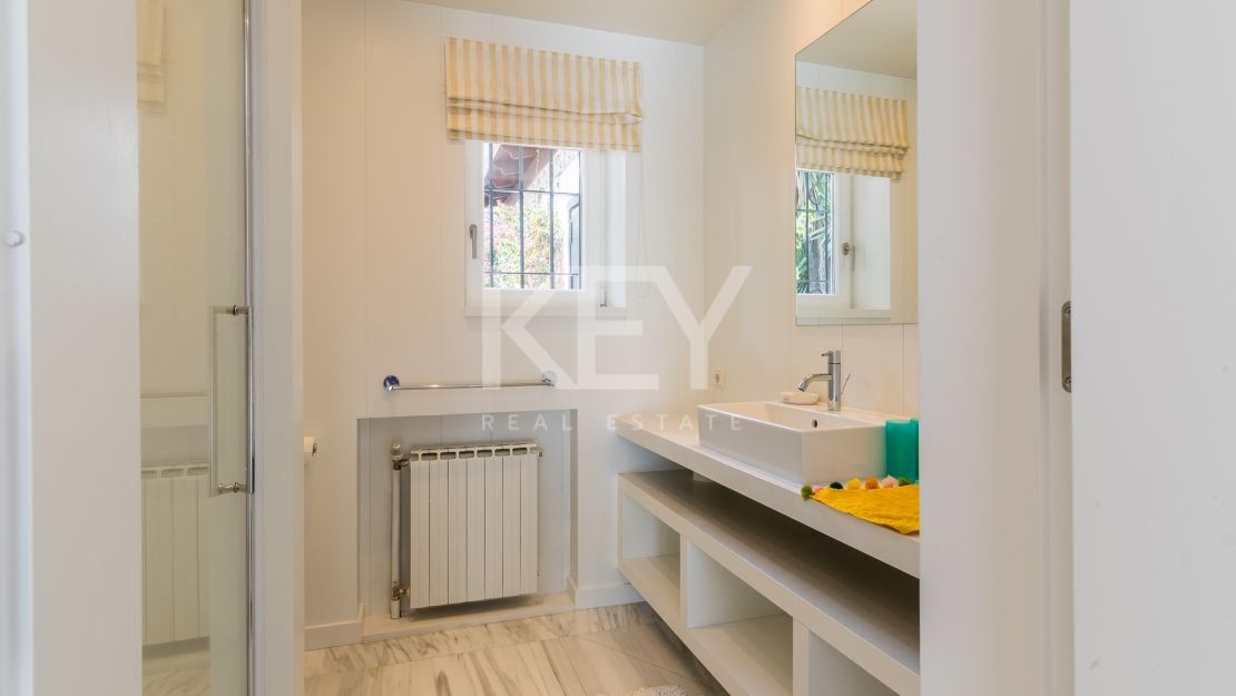 Villa Palmera: A Tranquil Frontline Golf Oasis for Short-Term Rentals in Nueva Andalucía