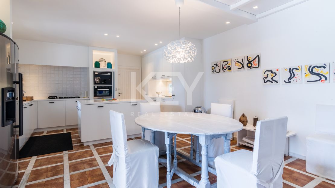 Villa Palmera: A Tranquil Frontline Golf Oasis for Short-Term Rentals in Nueva Andalucía