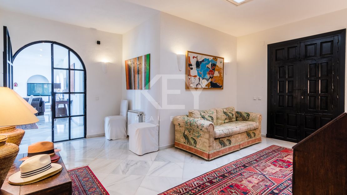 Villa Palmera: A Tranquil Frontline Golf Oasis for Short-Term Rentals in Nueva Andalucía