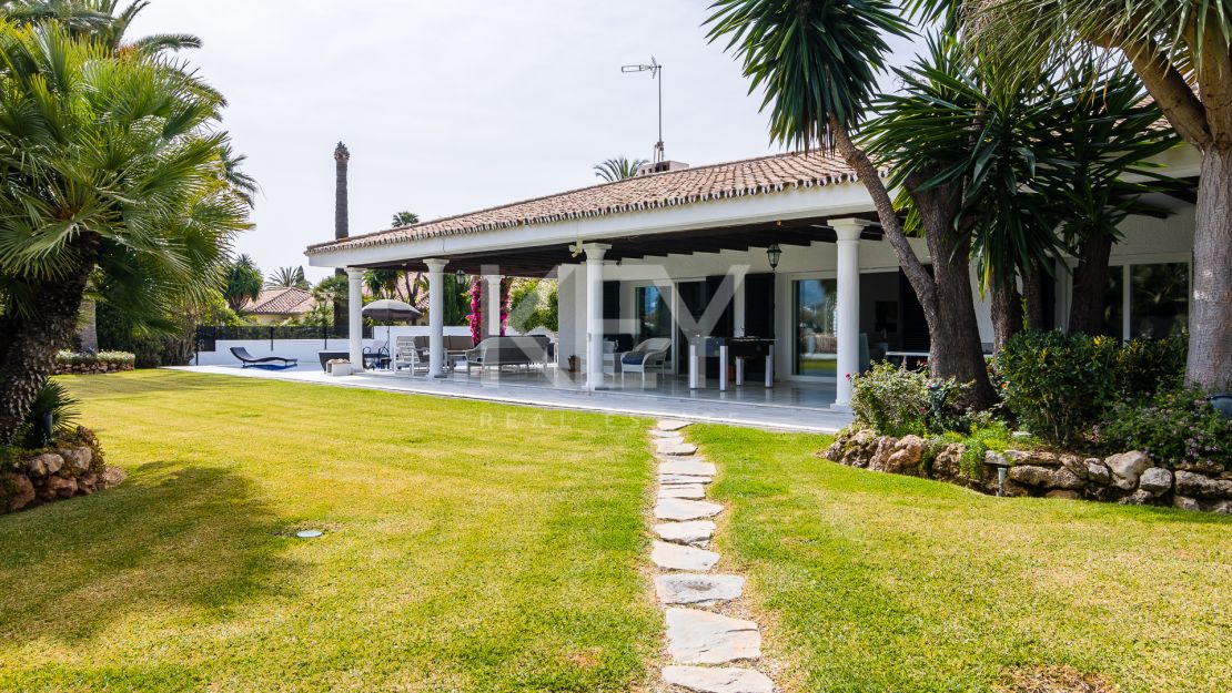 Villa Palmera: A Tranquil Frontline Golf Oasis for Short-Term Rentals in Nueva Andalucía