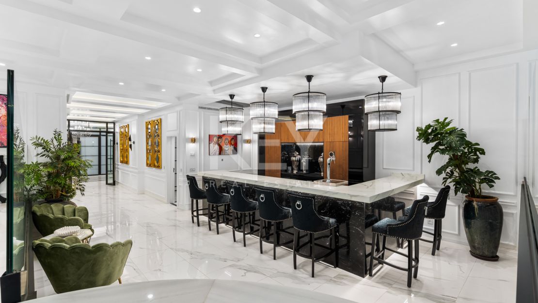 Legendary beachfront villa for sale in Puerto Banus, Marbella