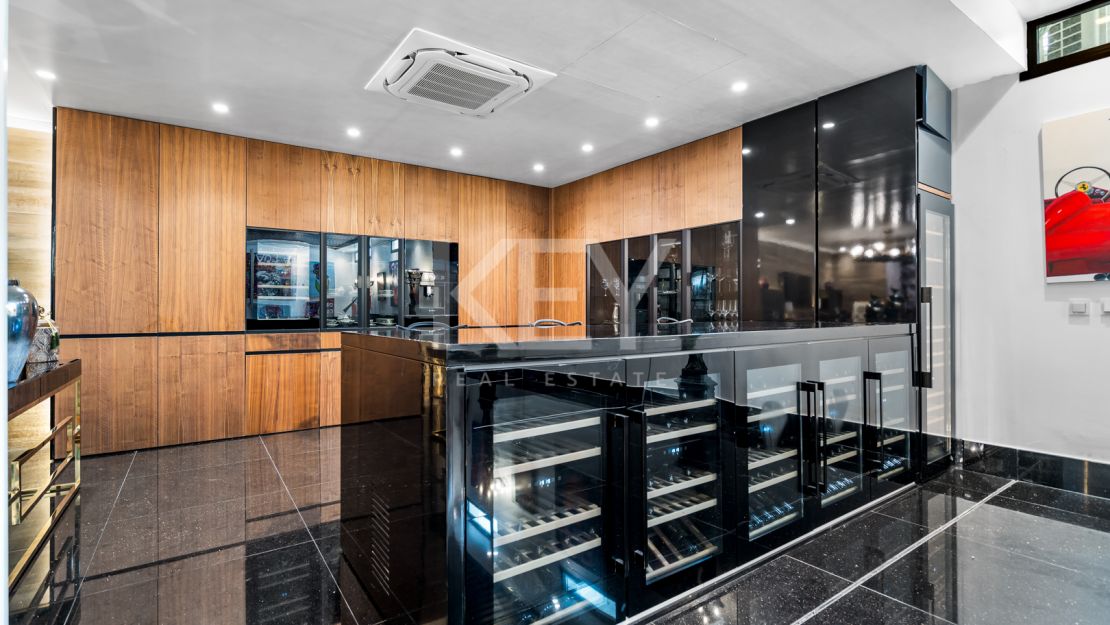 Legendary beachfront villa for sale in Puerto Banus, Marbella