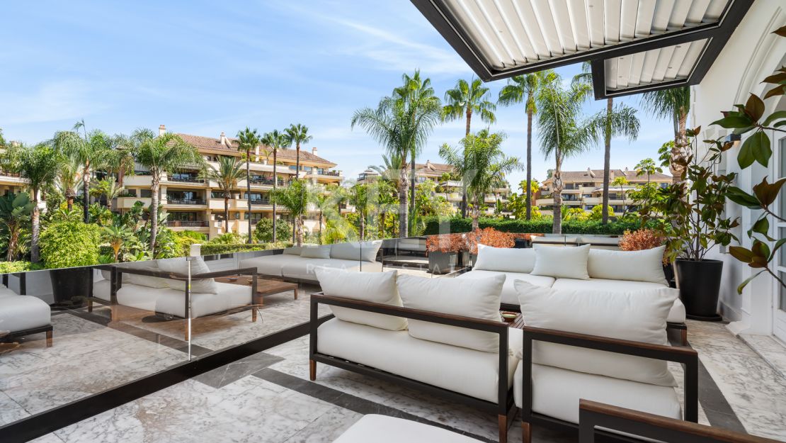 Legendary beachfront villa for sale in Puerto Banus, Marbella