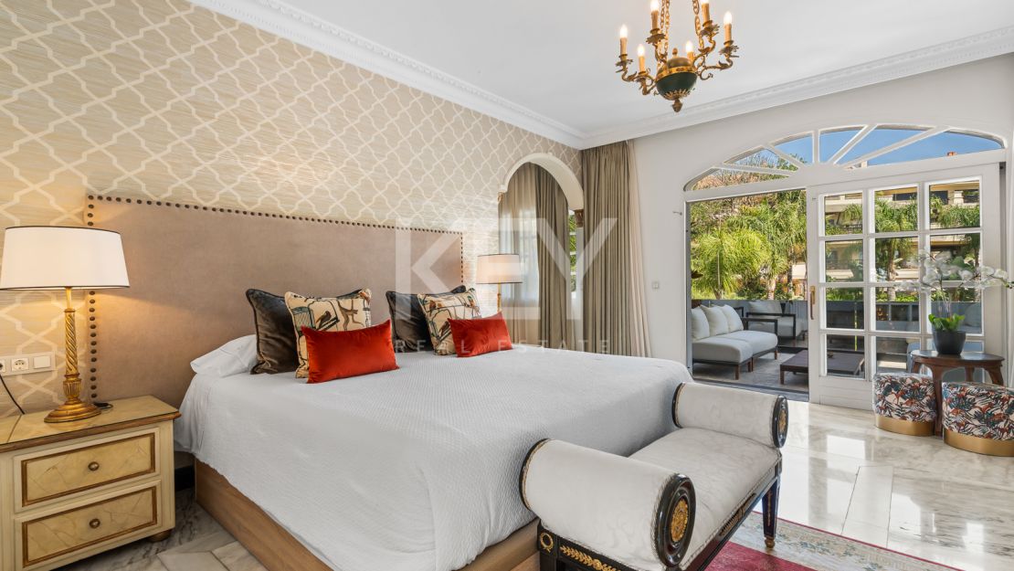Legendary beachfront villa for sale in Puerto Banus, Marbella