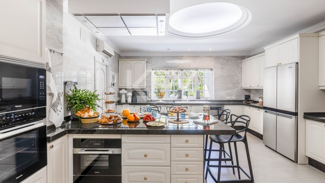 Legendary beachfront villa for sale in Puerto Banus, Marbella
