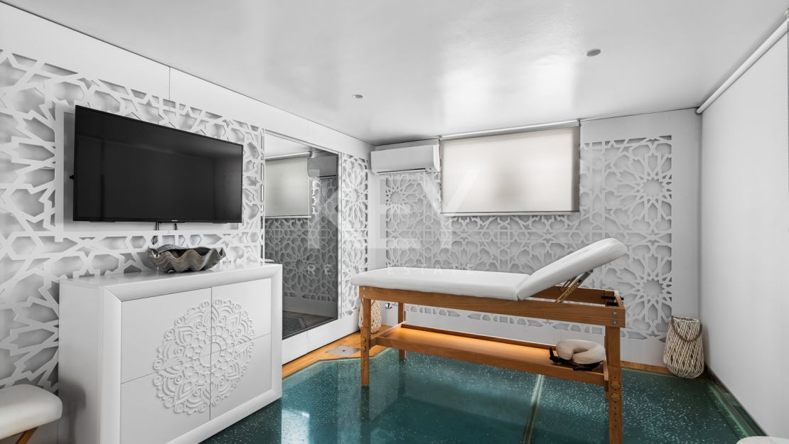 Legendary beachfront villa for sale in Puerto Banus, Marbella