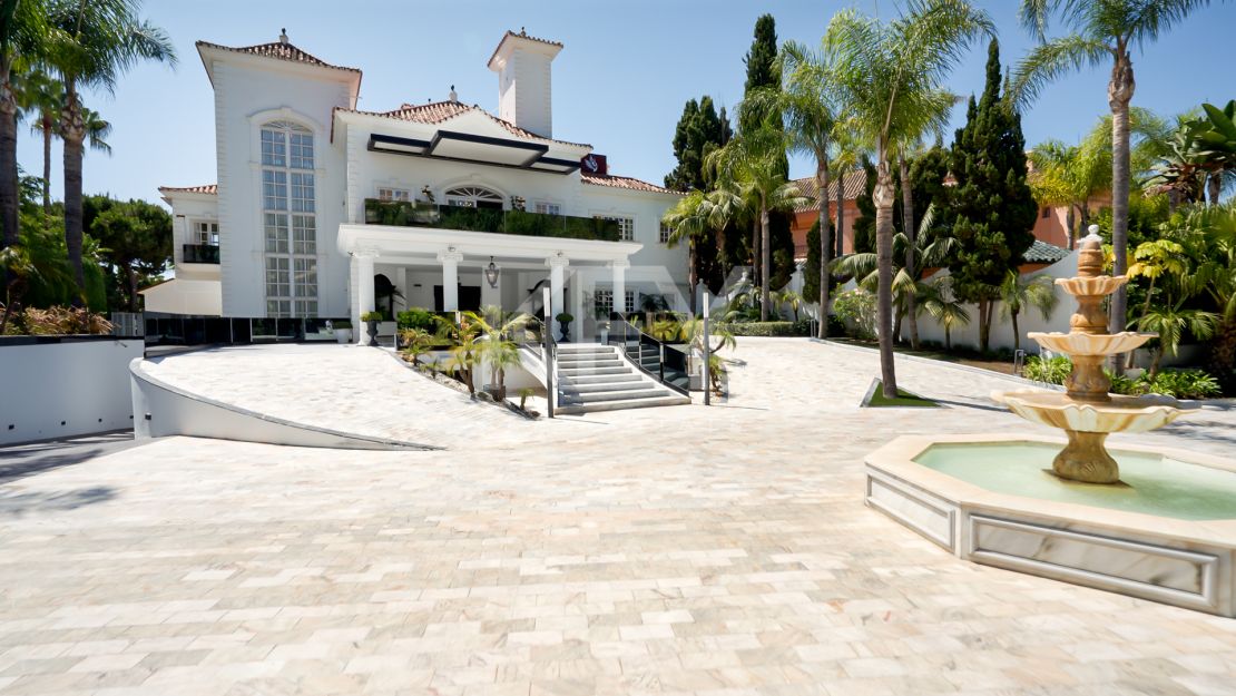 Legendary beachfront villa for sale in Puerto Banus, Marbella