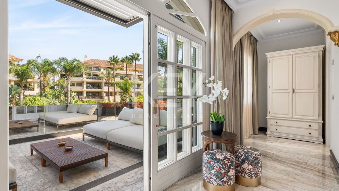 Legendary beachfront villa for sale in Puerto Banus, Marbella
