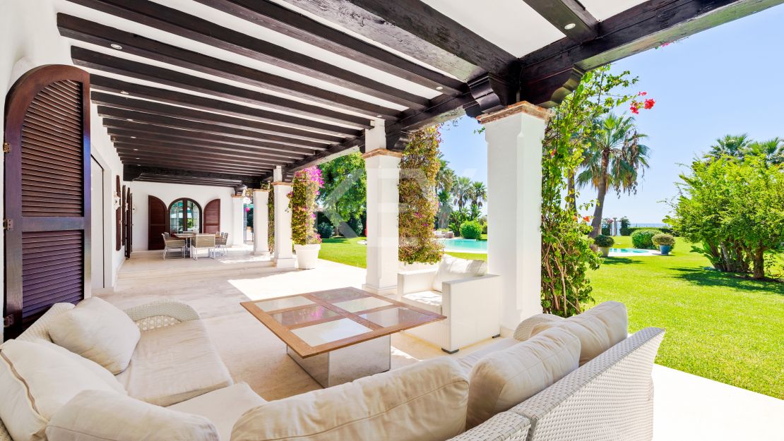 Frontline beach Mediterranean villa with rgreat potential in Estepona East