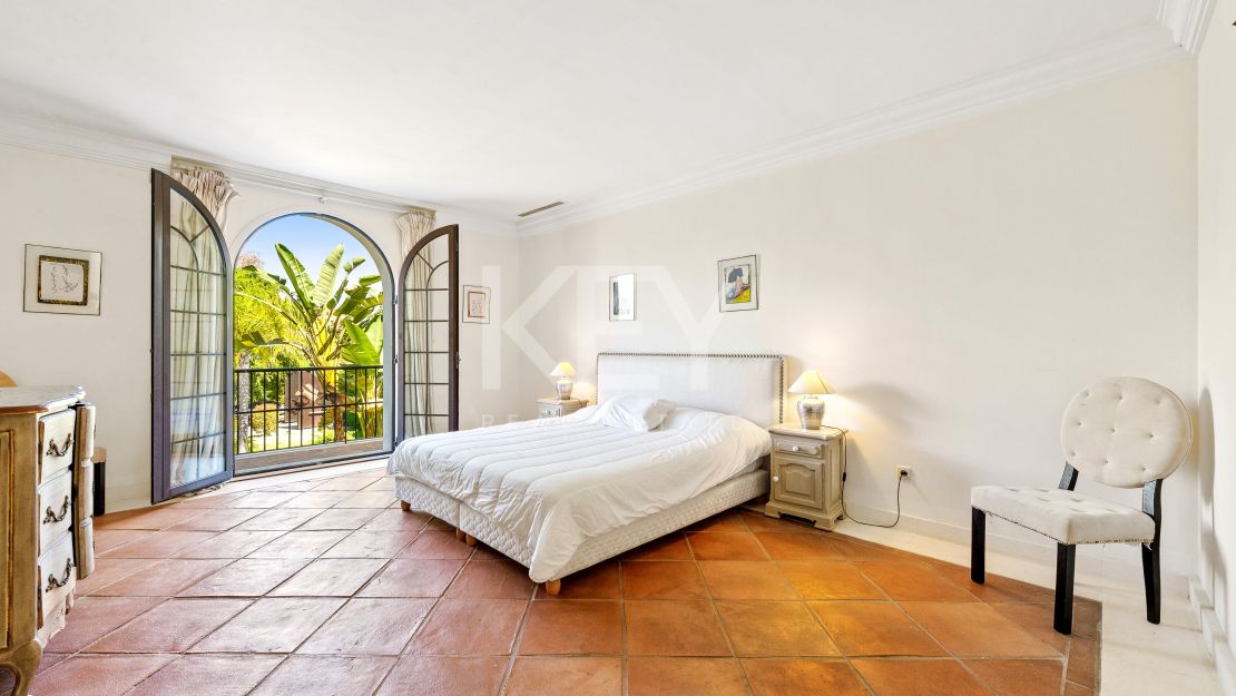 Frontline beach Mediterranean villa with rgreat potential in Estepona East