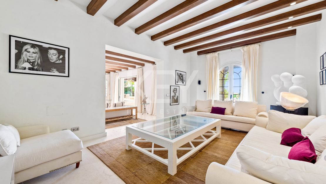 Frontline beach Mediterranean villa with rgreat potential in Estepona East